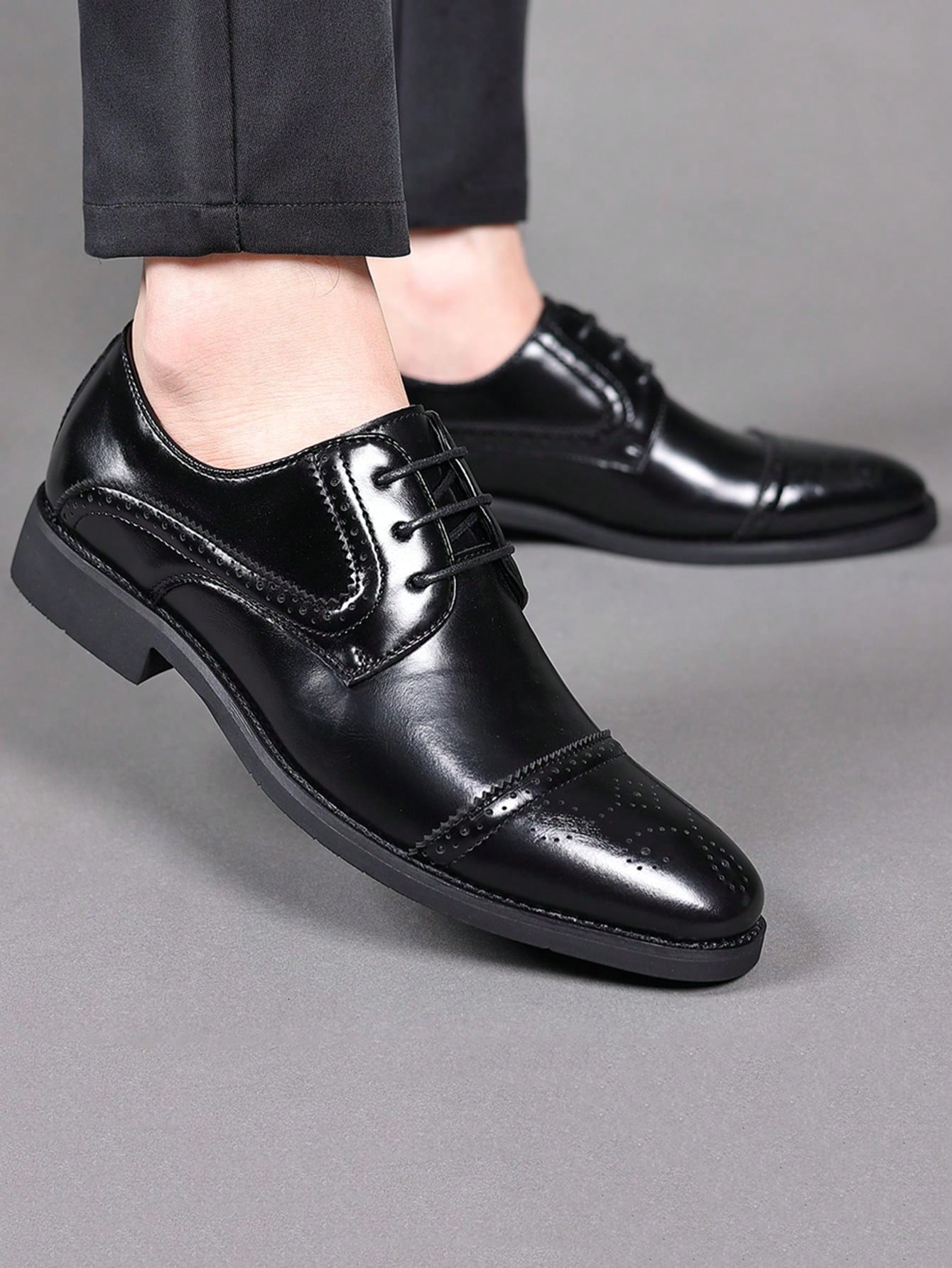 Men Ombre Perforated Detail Lace-Up Front Oxford Shoes